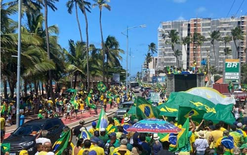 1º de Maio: Manifestantes defendem a liberdade durante ato público na Orla de Ponta Verde