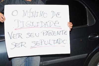 Famíliares realizam protesto pela liberação de corpos no IML de Maceió