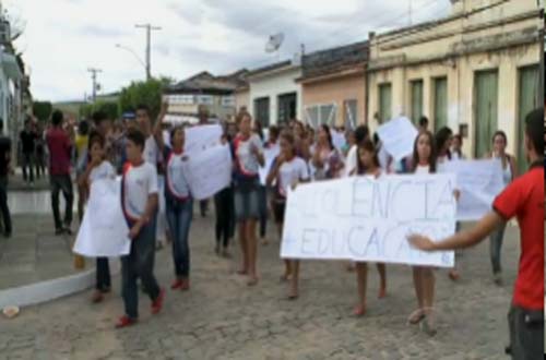 Estudantes fazem passeata para cobrar segurança em escola estadual