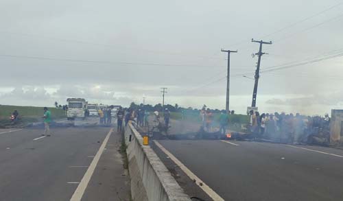 Populares interdiram trecho da AL-220 após acidente de moto que deixou mulher morta