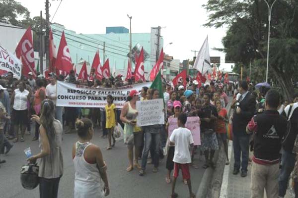 Estudantes fazem protesto na porta do Palácio do Governo, no Centro 