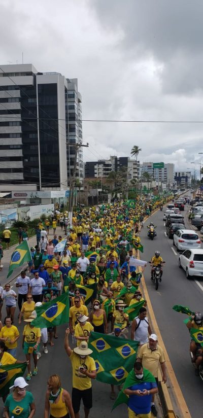 Bolsonaristas cantam Hino Nacional e saem em passeata na orla