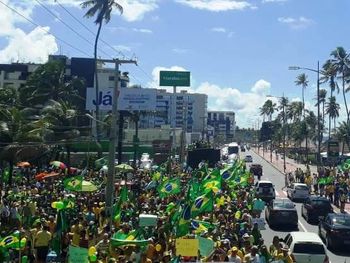 De verde e amarelo, alagoanos participam de manifestação pró-Bolsonaro na orla de Maceió