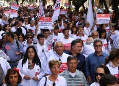 Governo admite erro e promete não reduzir salário de médicos