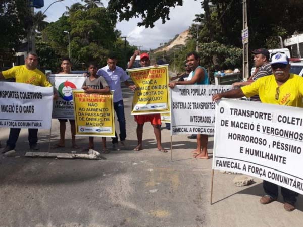 Manifestantes bloqueiam AL-101 Norte contra reajuste da passagem de ônibus
