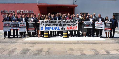 Membros e servidores do MPAL fazem ato contra PL de abuso de autoridade