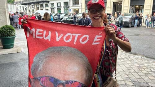 Lula entra em hotel por porta lateral após confusão com petistas e bolsonaristas em Paris