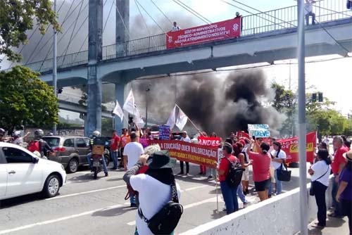 Servidores e estudantes fecham entrada da Ufal em ato unificado da greve da educação