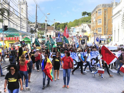 Milhares de manifestantes vão às ruas de Maceió contra cortes na educação