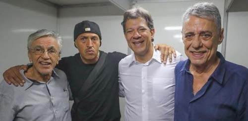 Em comício no Rio, Mano Brown critica PT e é defendido por Chico e Caetano