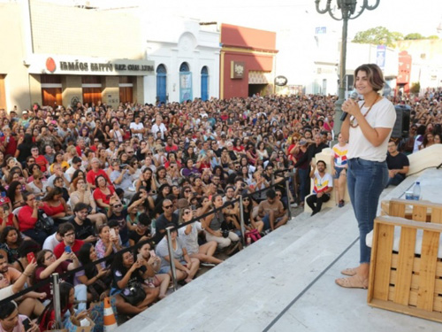 Manuela D´Ávila lança livro sobre feminismo no último dia da Bienal, em Jaraguá