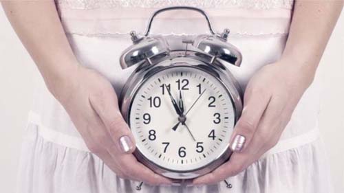 Controverso tratamento que promete atrasar a menopausa em 20 anos deve chegar ao Brasil em 2020