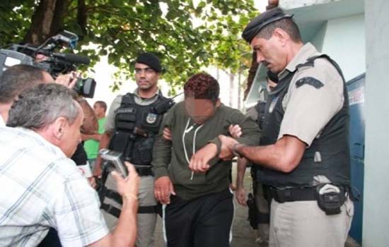 Jovens armados fogem de Unidade de Internação pela porta da frente