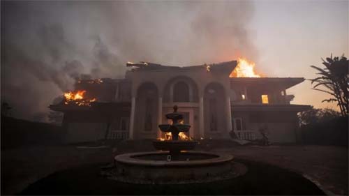 Incêndios florestais na Califórnia queimam dezenas de mansões de luxo