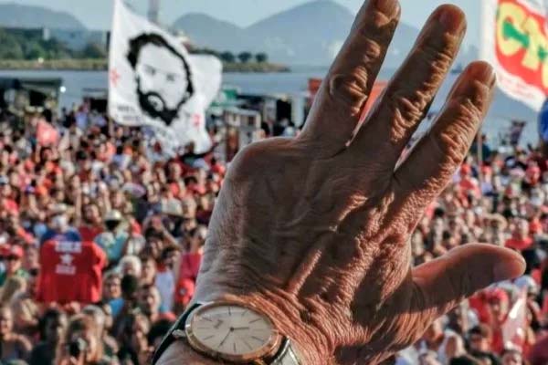 Presente de R$ 80 mil não registrado por Lula vira trunfo de Bolsonaro