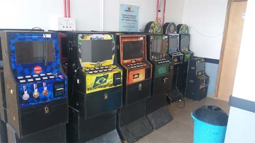 Três suspeitos são presos com mais de 10 máquinas de jogos de azar