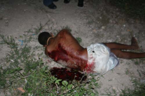 Homem é morto em grota com tiro na barriga que saiu pelas costas