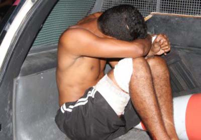 Assaltante atrapalhado atira na própria perna