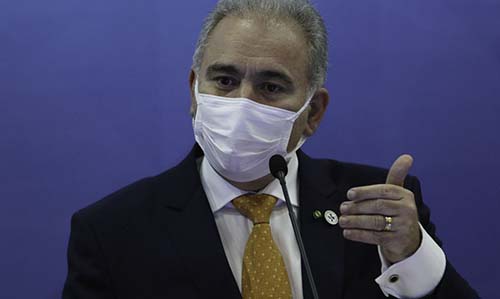 Ministro da Saúde afirma que continua no cargo