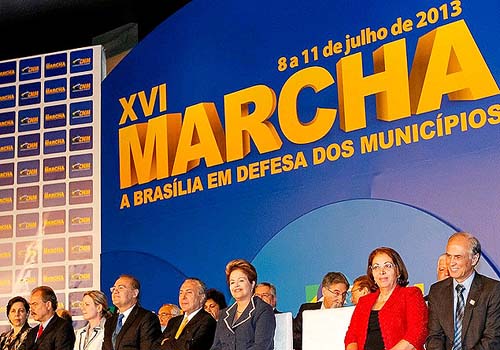 Dilma é vaiada e prefeitos são repreendidos por desafeto da presidente 