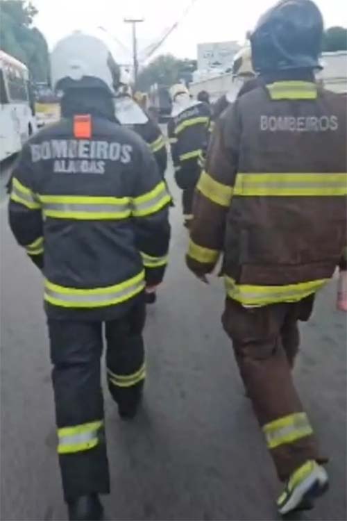 Celebração dos 50 Anos do Batalhão de Incêndio com Caminhada do Corpo de Bombeiros