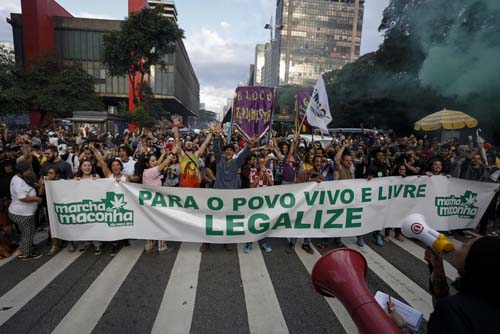 Marcha da Maconha reúne manifestantes na Avenida Paulista