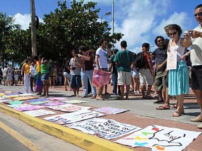 Contra o machismo, ‘Marcha das Vadias’ reúne centenas na orla de Maceió