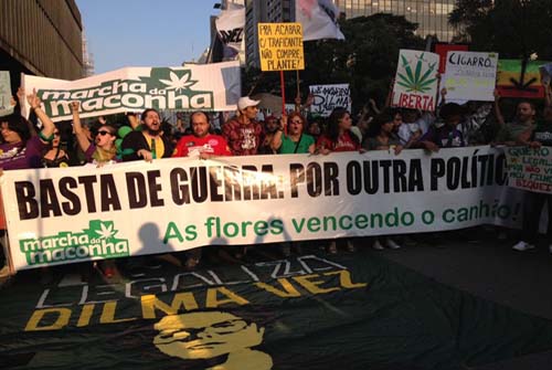 Marcha ocupa ruas de São Paulo para pedir legalização da maconha