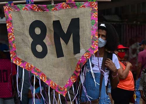 Mulheres marcham contra racismo, machismo e fascismo neste sábado em Brasília