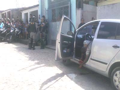 Universitário é morto com tiro na cabeça dentro de táxi-lotação no Jacintinho