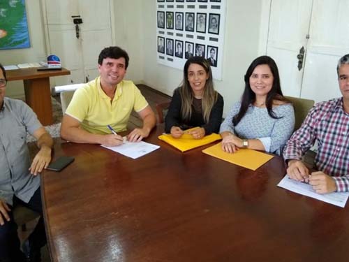 Prefeito de Penedo anuncia pela rede social reajuste dos professores