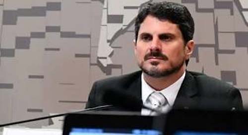 Senador Marcos do Val coloca tornozeleira eletrônica após retornar dos Estados Unidos