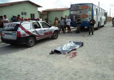 Motoqueiro morre após colidir com ônibus no conjunto Mata Atlântica em Penedo 