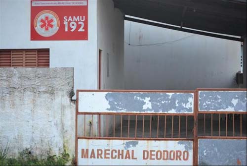 Homem é baleado, tenta fugir e acaba esfaqueado ao pular o muro do SAMU em Marechal Deodoro 