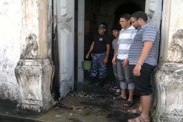 Mesmo com chuva, porta de igreja incendeia em Marechal Deodoro