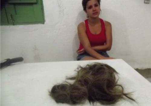 Marido rejeitado corta cabelo da esposa à força 