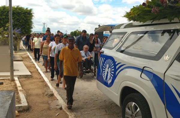 Familiares e amigos se despedem de filha de delegado que morreu afogada no Rio São Francisco