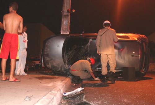 Jovem sai da casa da namorada, cochila e capota o carro em frente ao shopping