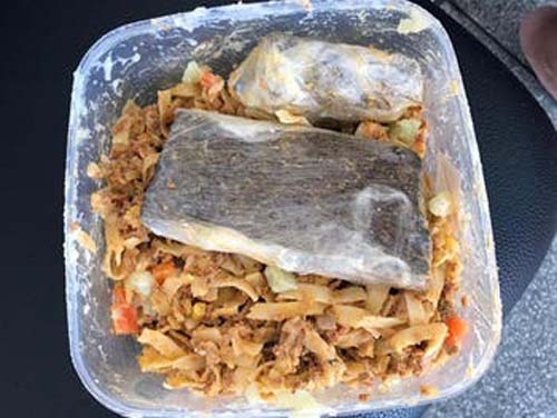 Gestante é presa ao tentar entrar em Cadeião com tablete de drogas escondido em 'marmita'