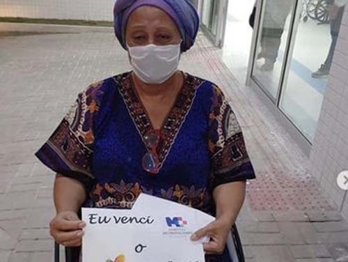 Após tratamento da covid-19, mãe Neide recebe alta e pede que as pessoas defendam o SUS