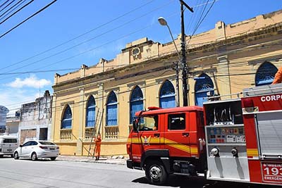 Parte de marquise de prédio desaba e área é isolada no bairro de Jaraguá
