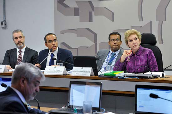 Abrir a caixa preta dos planos de saúde continua sendo prioridade da CAS, anuncia Marta