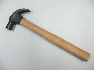 Garota de 12 anos dá martelada em agressor para salvar a mãe