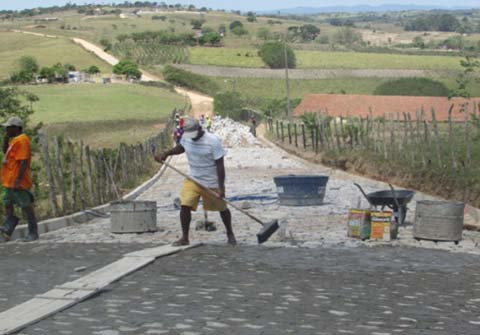 Prefeitura de Mar Vermelho inicia com recursos próprios obras de calçamento no município 