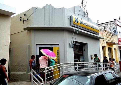 Bando armado com metralhadoras faz reféns em assalto ao Banco do Brasil em Mata Grande