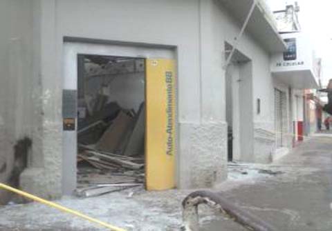 Mata Grande: bando explode caixa do BB e fuzila carro da PM 