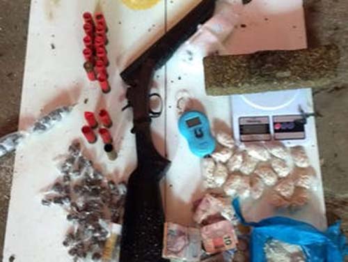 Polícia estoura ponto de comercialização de drogas em Murici e prende suspeito