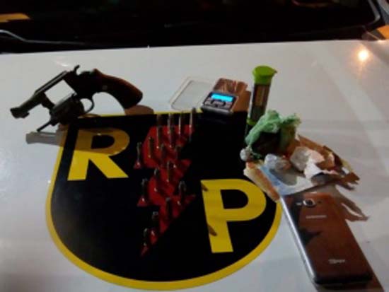 Jovem de 18 anos é preso com revólver, crack e maconha na Cruz das Almas