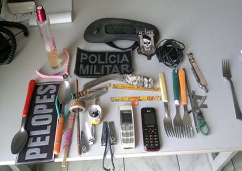 Policiais militares e civis encontram objetos em celas de delegacia