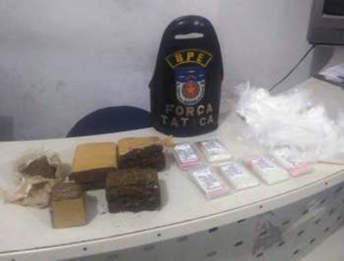 Suspeito é flagrado transportando droga em sacola plástica